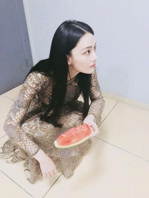 吃瓜裙分享,揭秘娱乐圈幕后故事，带你走进明星们的真实生活